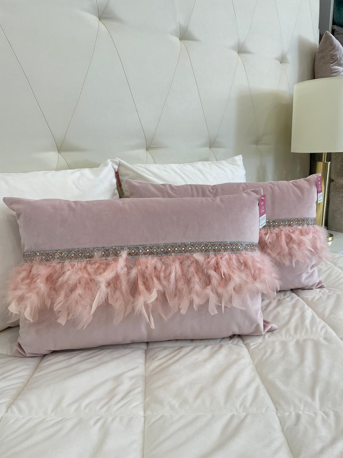 Almofada em Veludo com Penas e Brilhos Rosa Claro
