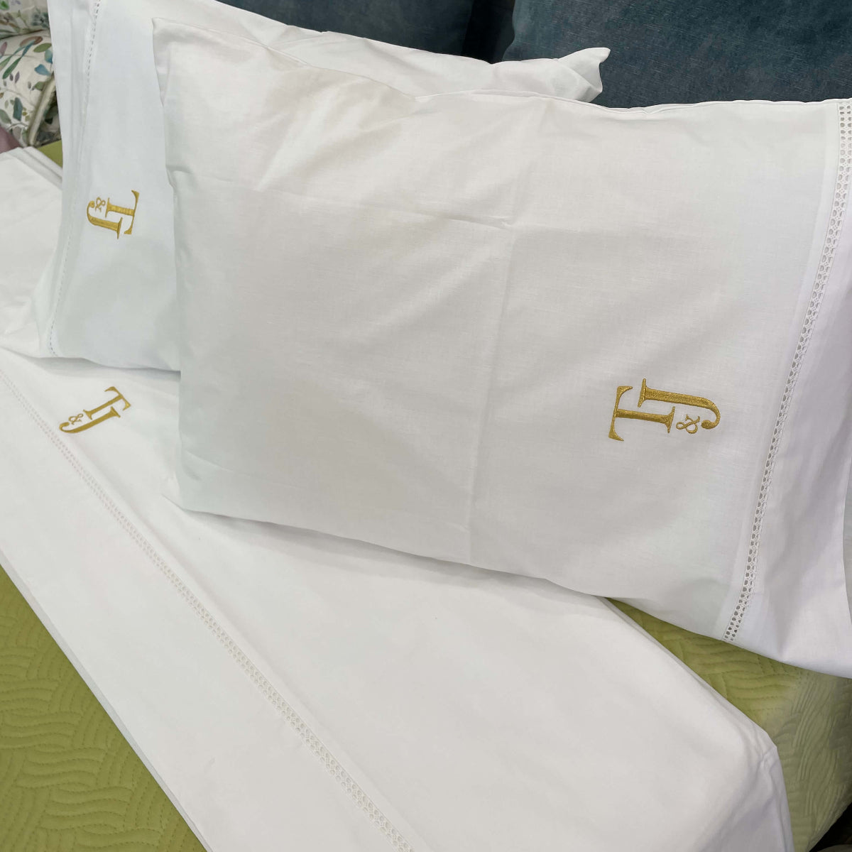 jogo de cama completo 100% algodão personalizado com as iniciais do casal bordadas