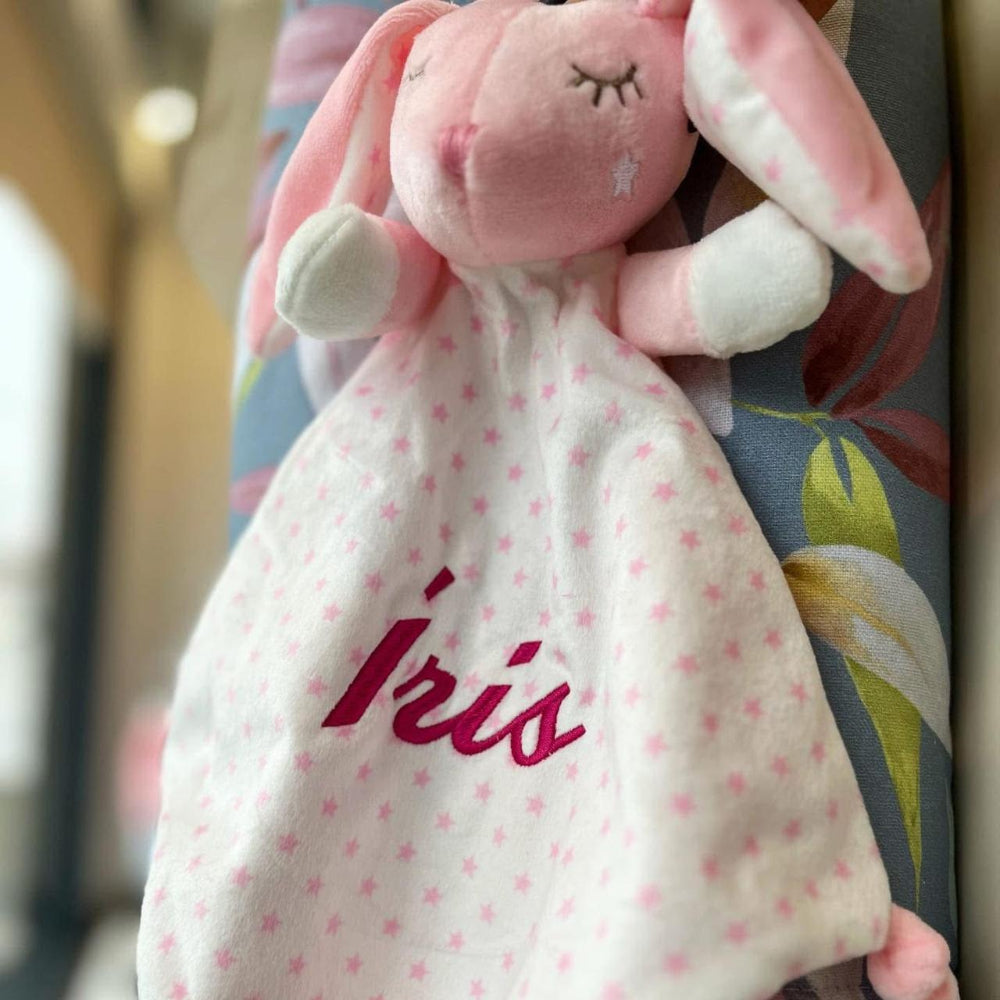 doudou ou naninha para bebé com nome bordado