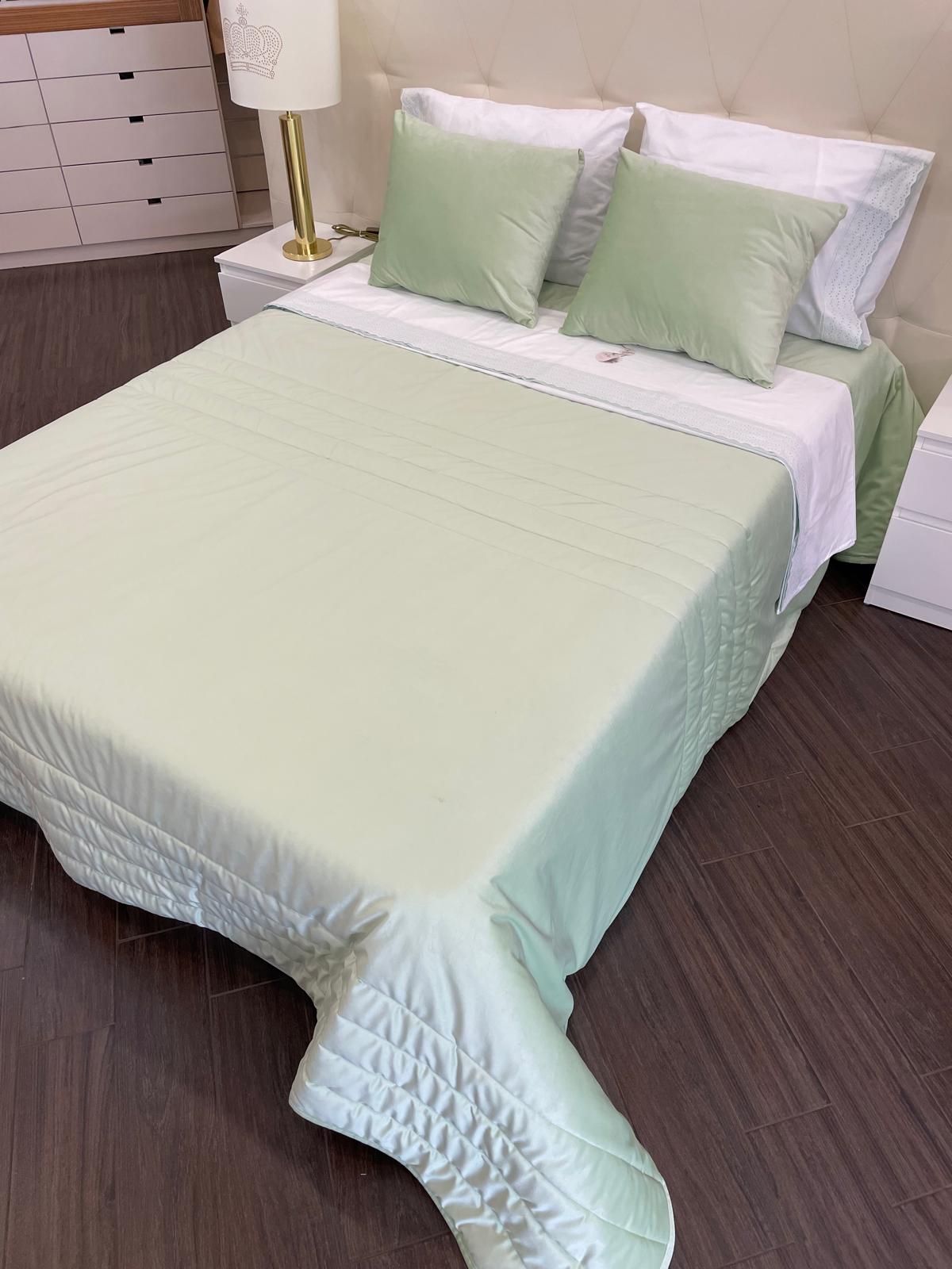 Edredon Decorativo em Veludo MOGNO com duas almofadas cheias