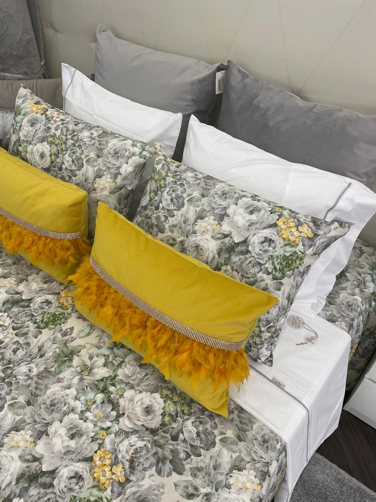 Almofada em Veludo com Penas e Brilhos Amarelo