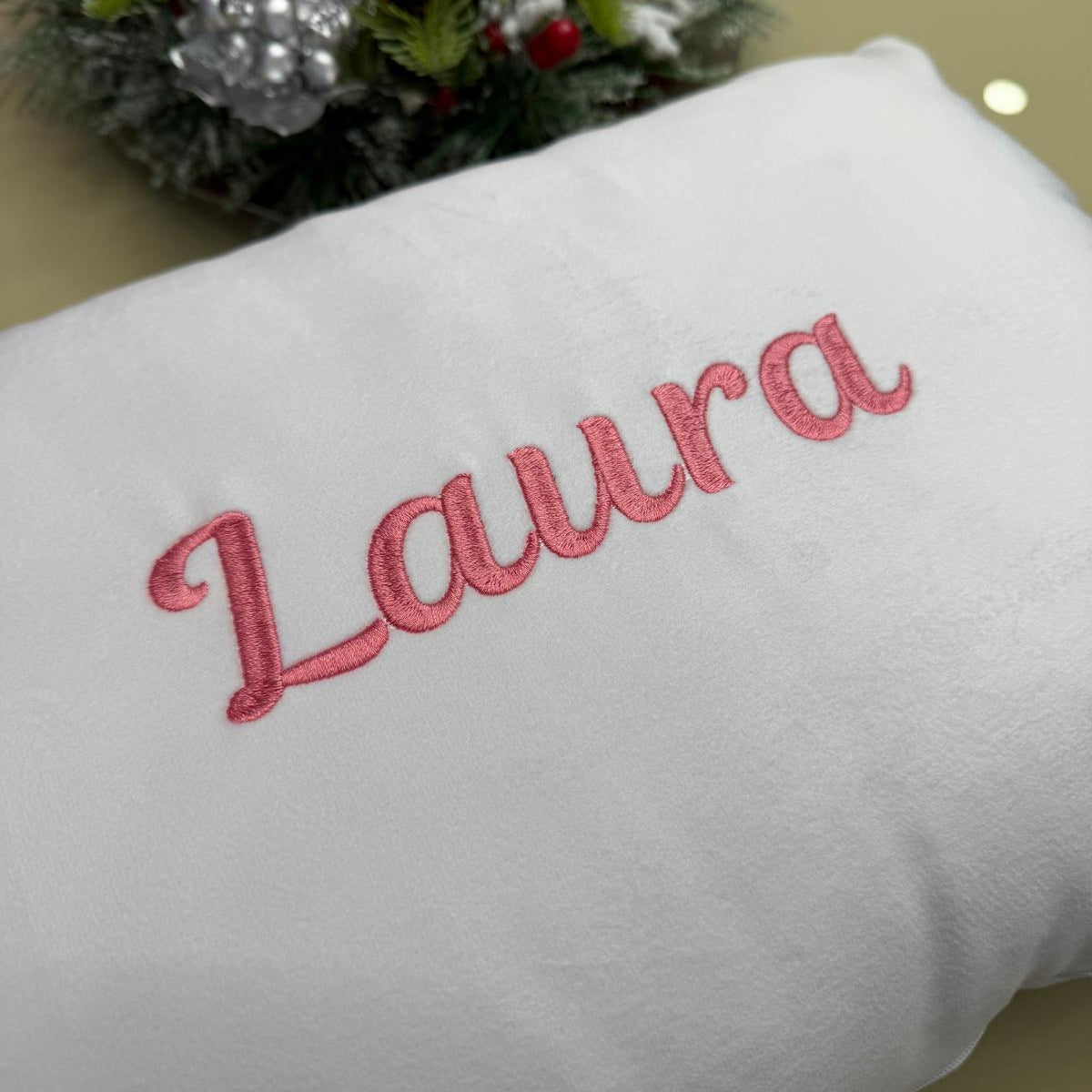 almofada decorativa em veludo com o nome bordado