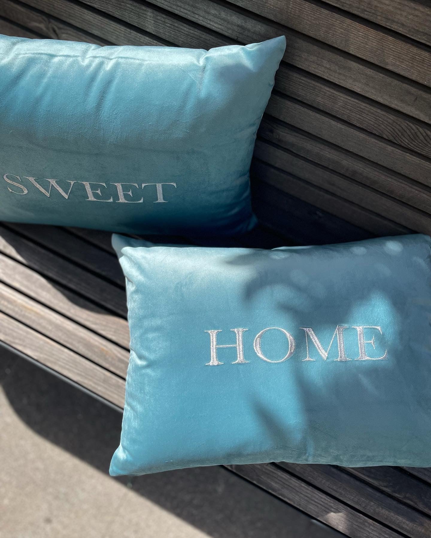 Conjunto de duas Almofadas em Veludo Bordadas SWEET HOME (EXCLUSIVAS)