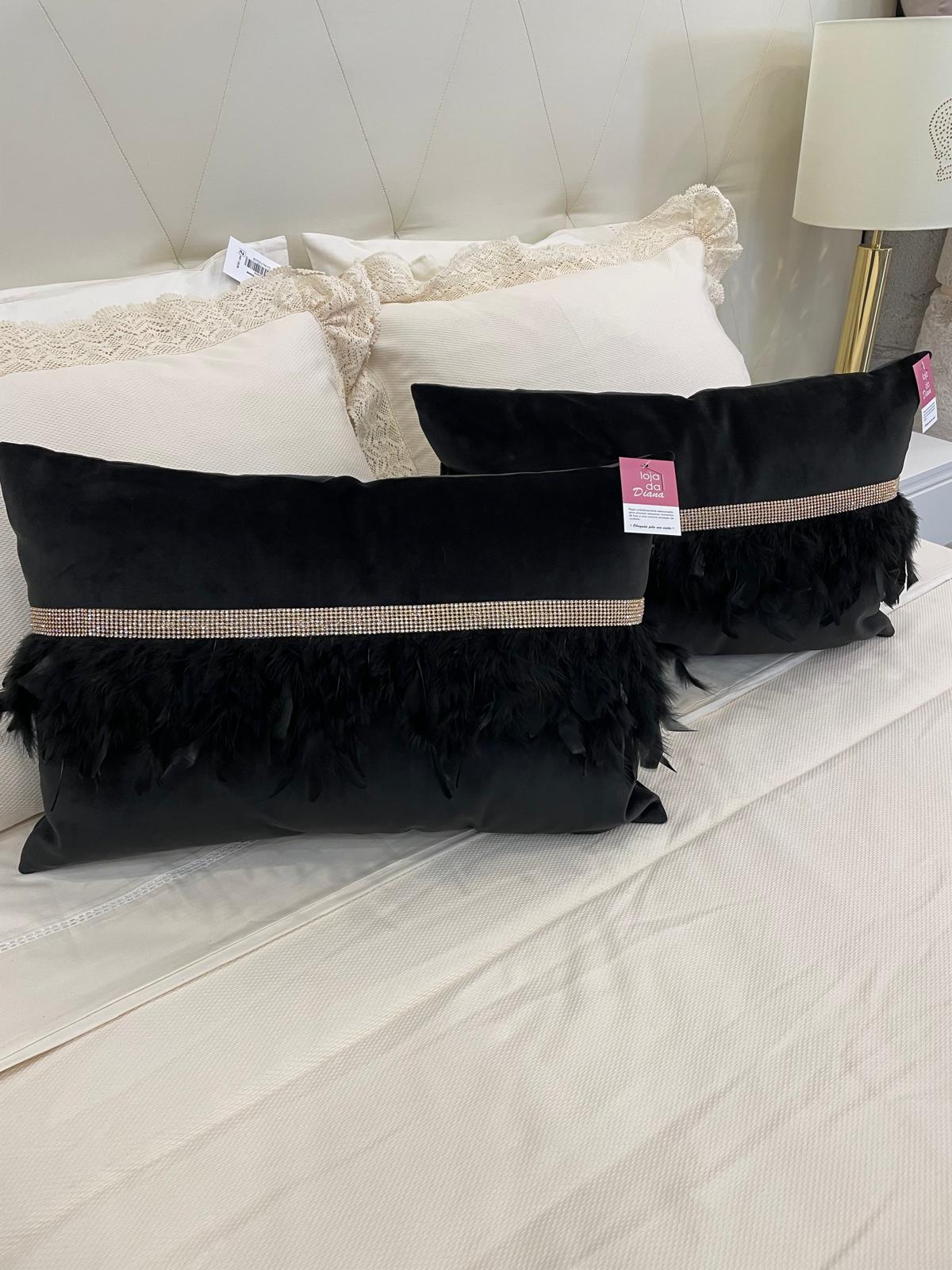 Almofada em Veludo Preto com Penas e Brilhos Dourado