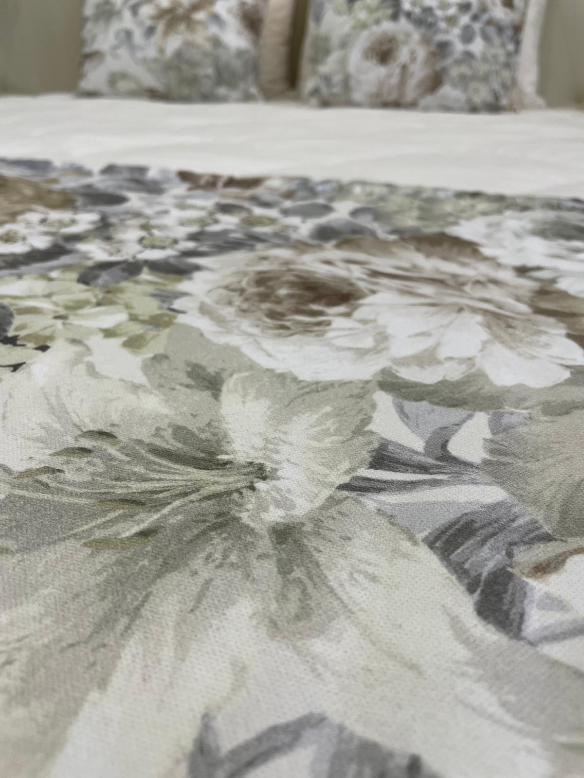 Cobre-pés em tecido floral nos tons Cinza e Beje