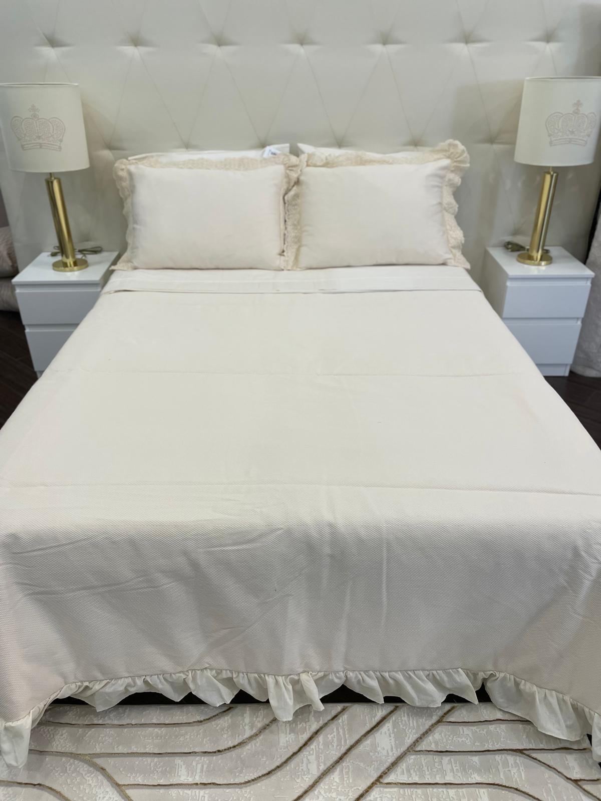 Edredon em Tecido Pérola Liso com Folho para cama de casal