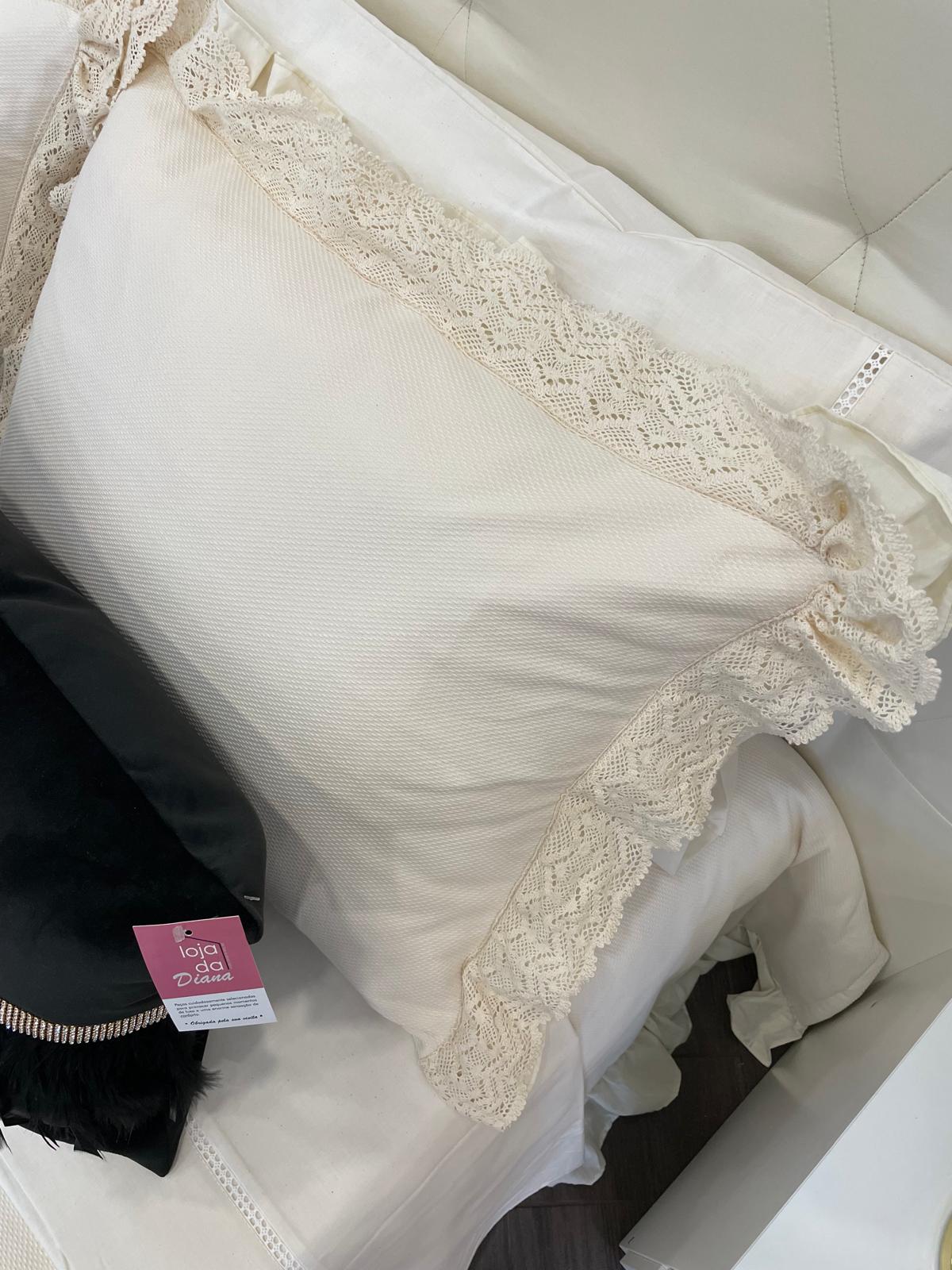 Edredon em Tecido Pérola Liso com Folho para cama de casal