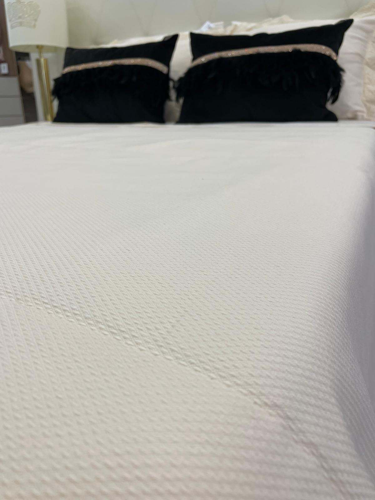 Edredon em Tecido Pérola Liso com Folho para cama de casal