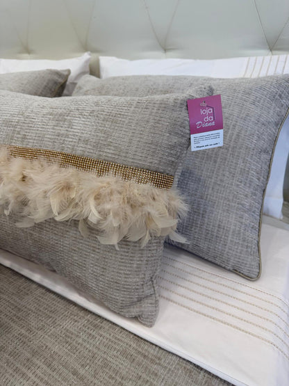 Almofada em Tecido com Penas e Brilhos