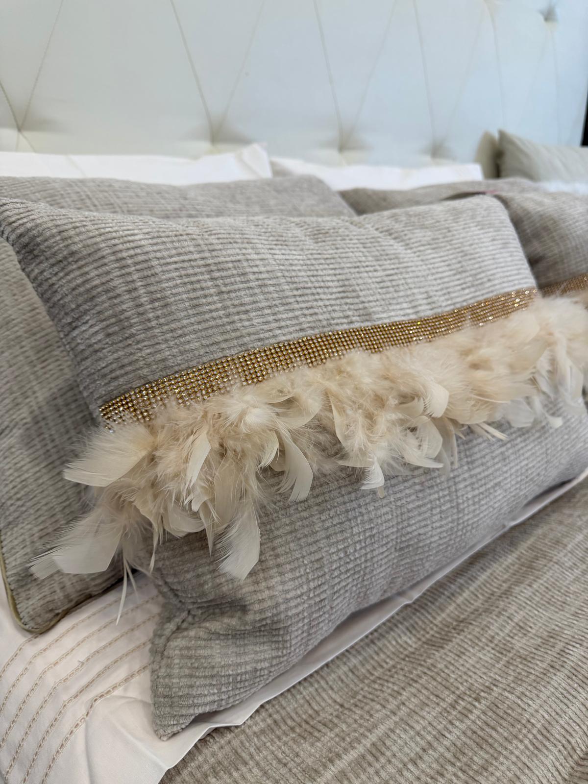 Almofada em Tecido com Penas e Brilhos