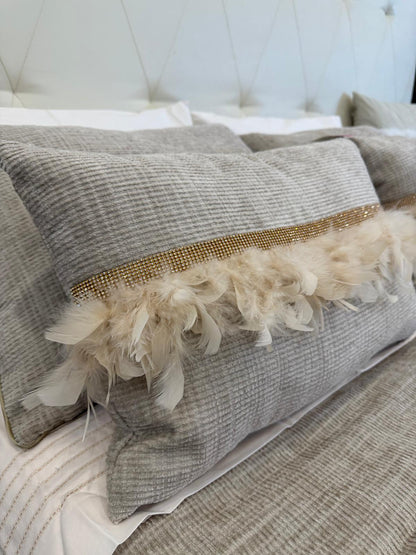 Almofada em Tecido com Penas e Brilhos