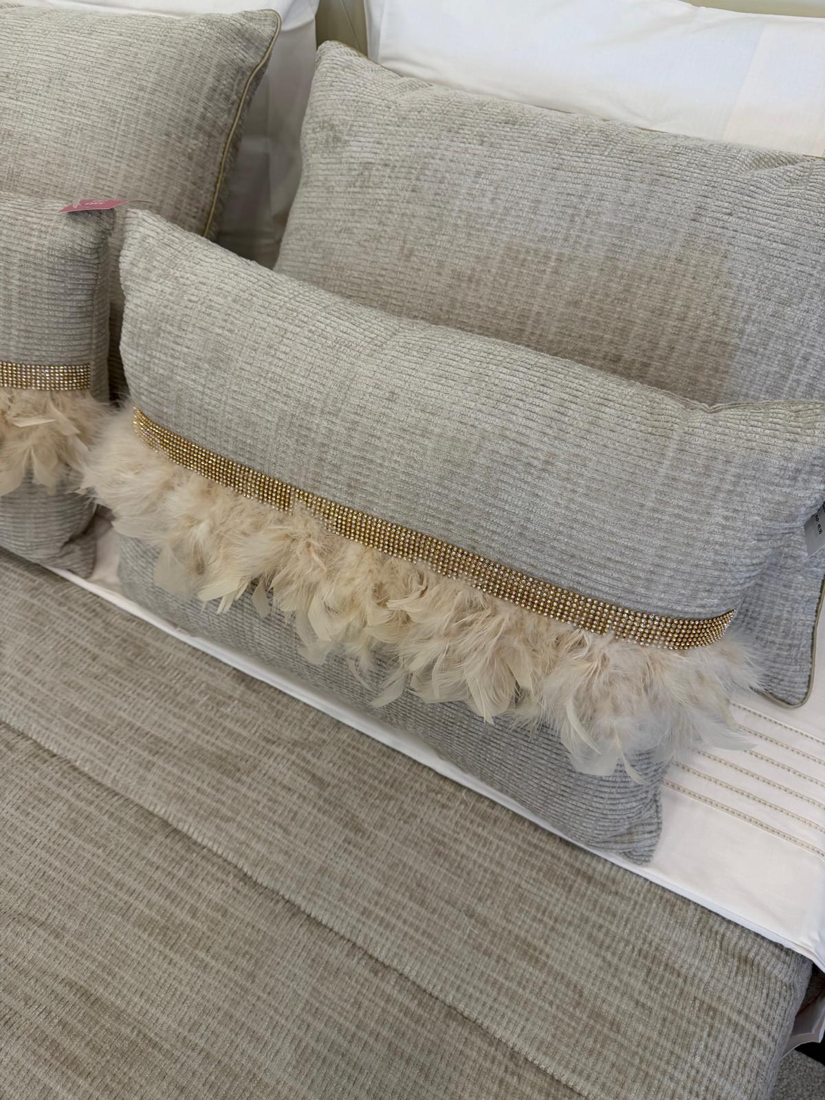 Almofada em Tecido com Penas e Brilhos