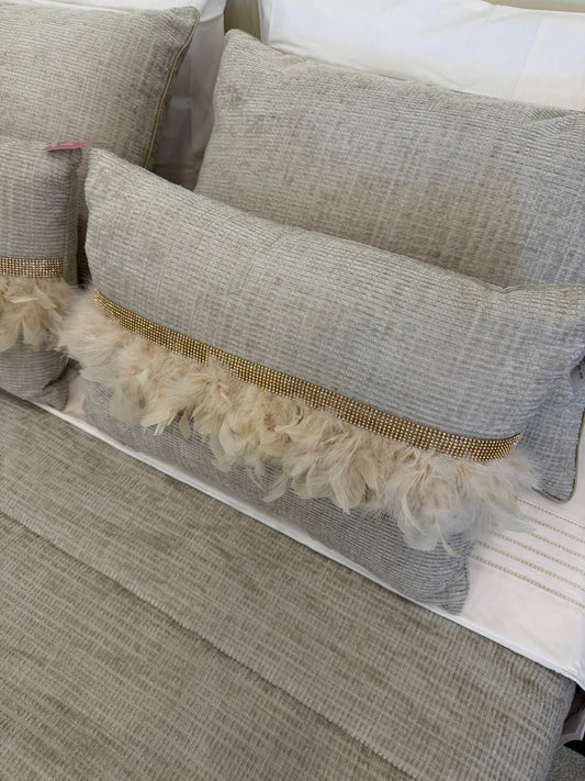 Almofada em Tecido com Penas e Brilhos