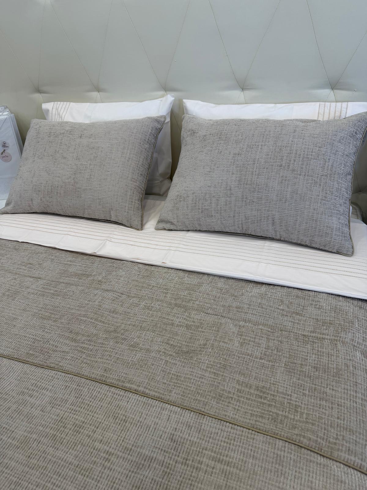 Edredon Tecido Liso para Cama de Casal com Duas Fronhas Vazias