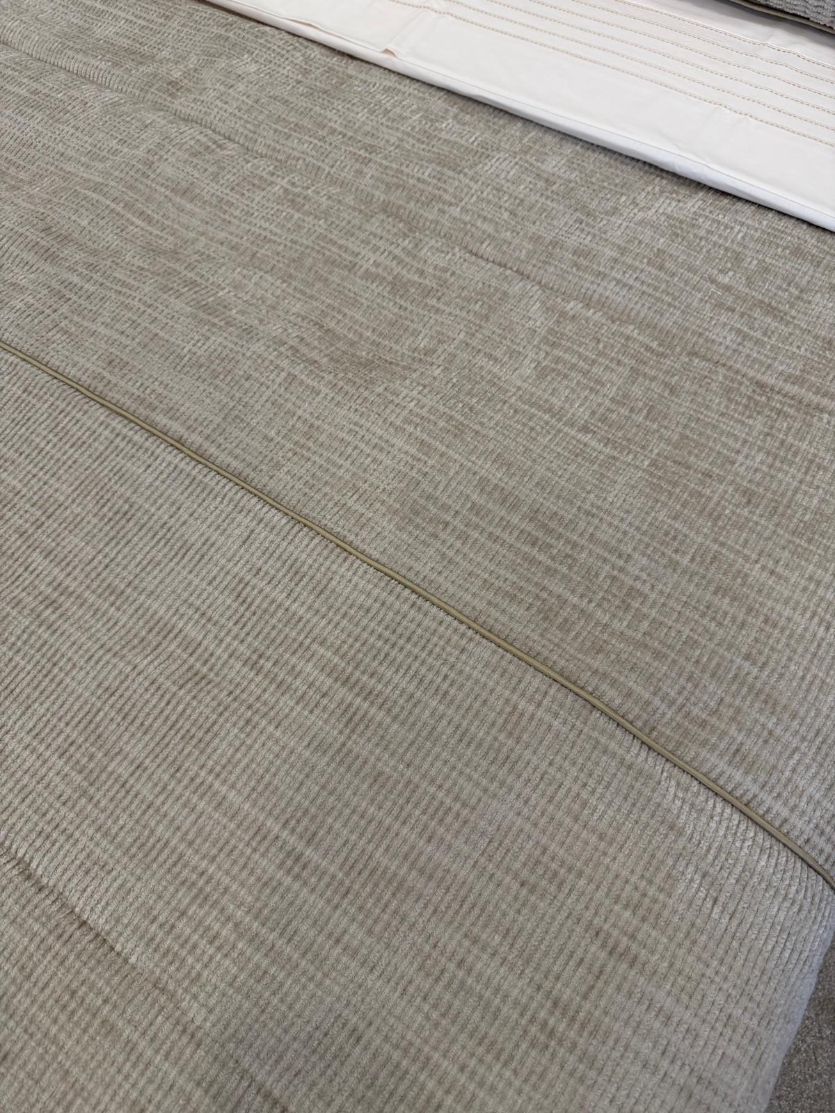 Edredon Tecido Liso para Cama de Casal com Duas Fronhas Vazias