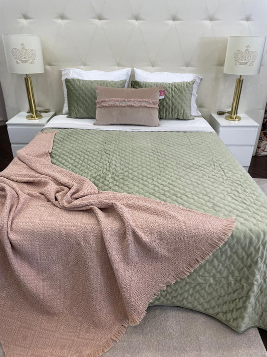 Colcha em Veludo 250x270 com duas almofadas cheias incluídas