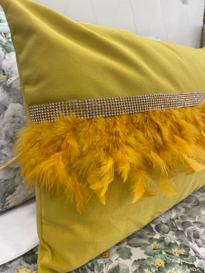 Almofada em Veludo com Penas e Brilhos Amarelo