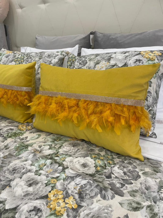 Almofada em Veludo com Penas e Brilhos Amarelo