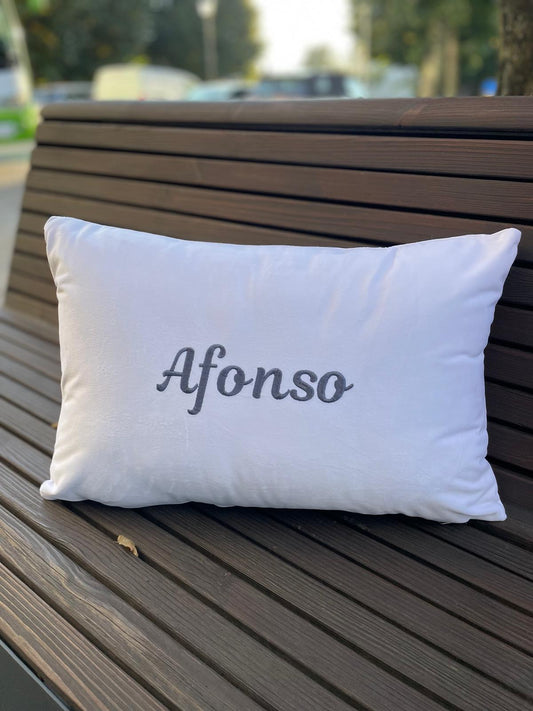 Almofada em Veludo Bordada com o NOME (EXCLUSIVA)