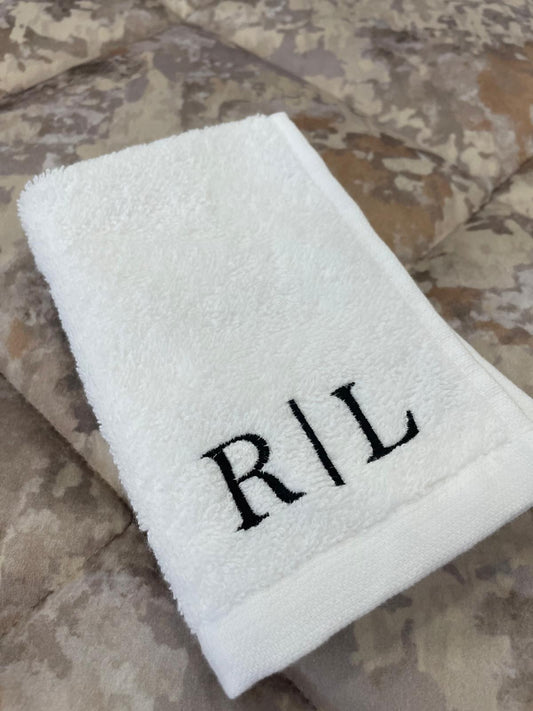 Toalha de mãos personalizada com duas iniciais computador bordada (EXCLUSIVO)