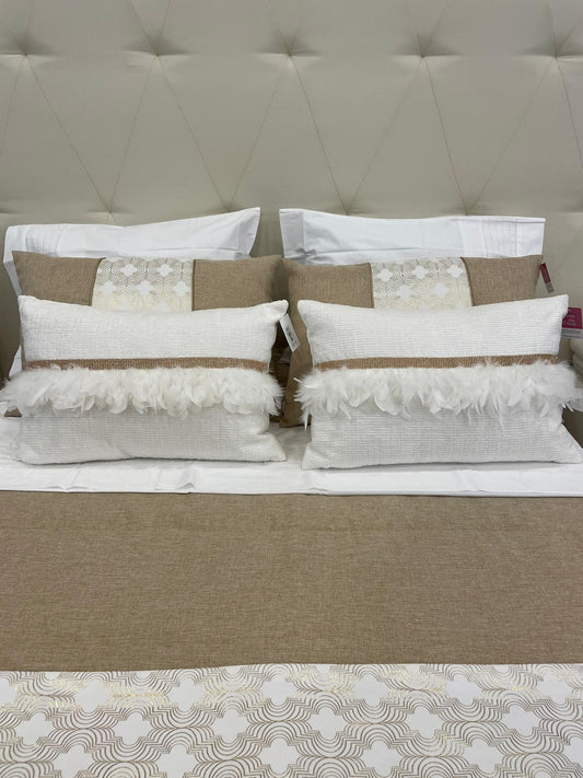 Almofada em Tecido com Penas e Brilhos