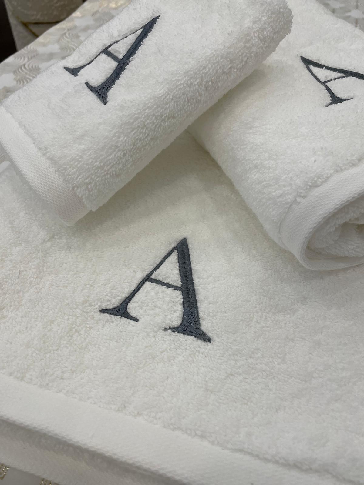 Jogo de Banho Personalizado com uma inicial computador bordada (EXCLUSIVO)