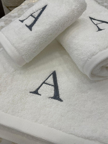 Jogo de Banho Personalizado com uma inicial computador bordada (EXCLUSIVO)