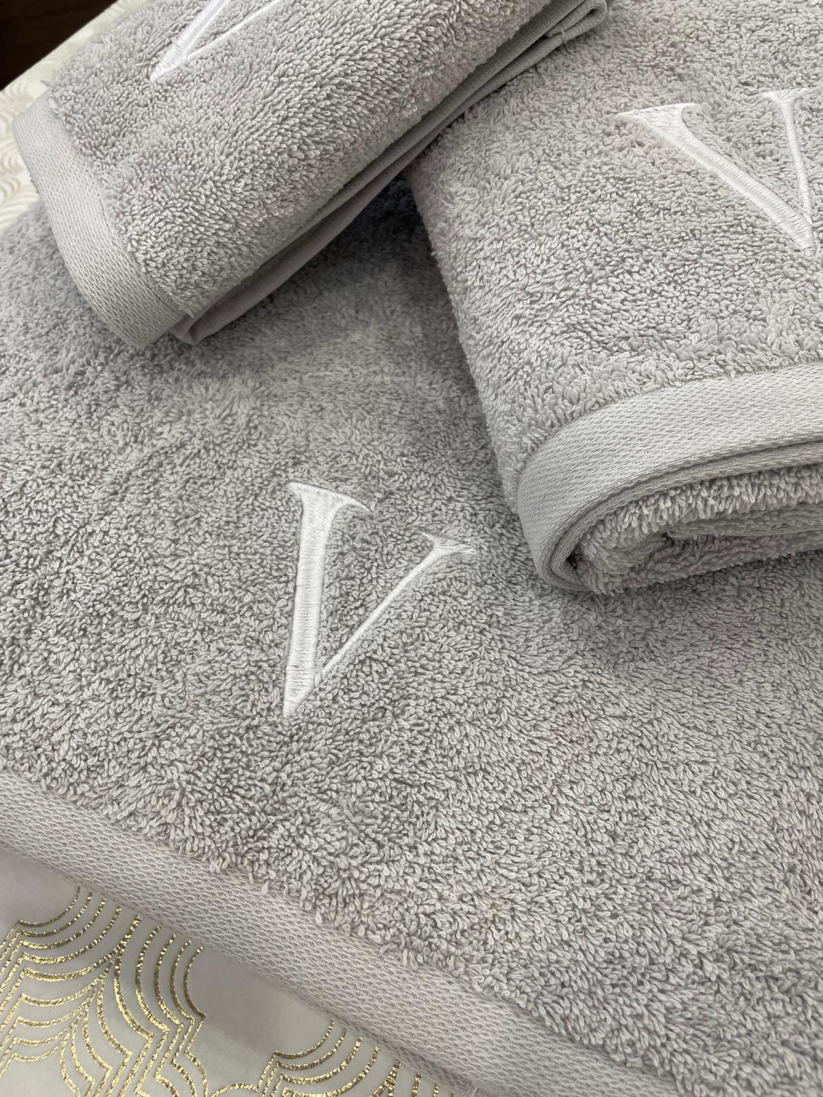 Jogo de Banho Personalizado com uma inicial computador bordada (EXCLUSIVO)