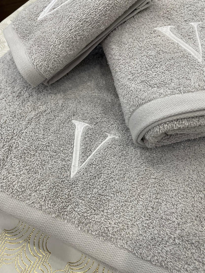 Jogo de Banho Personalizado com uma inicial computador bordada (EXCLUSIVO)