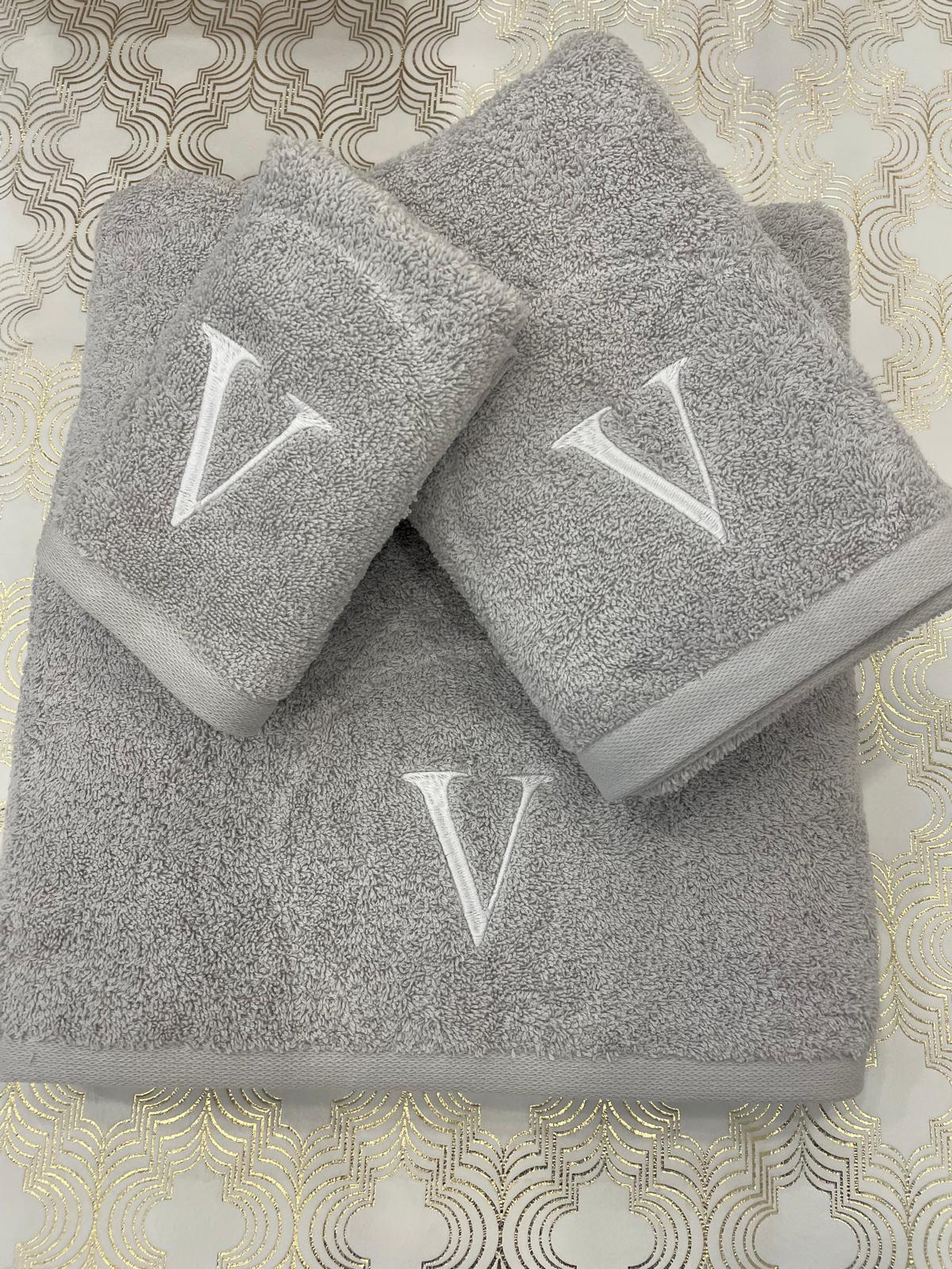 Jogo de Banho Personalizado com uma inicial computador bordada (EXCLUSIVO)