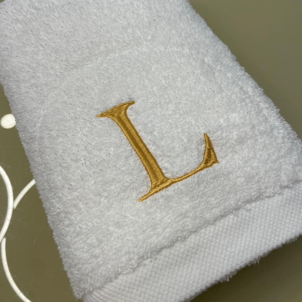toalha de banho ou rosto personalizada com uma inicial bordada