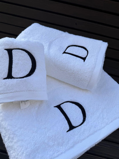 Jogo de Banho Personalizado com uma inicial computador bordada (EXCLUSIVO)