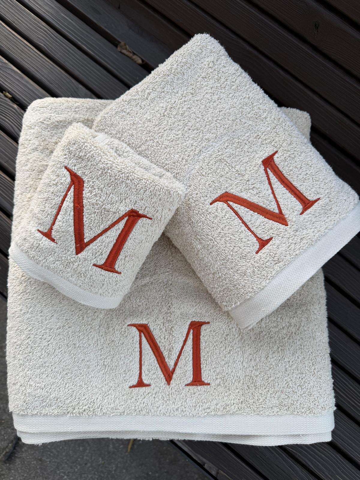 Jogo de Banho Personalizado com uma inicial computador bordada (EXCLUSIVO)