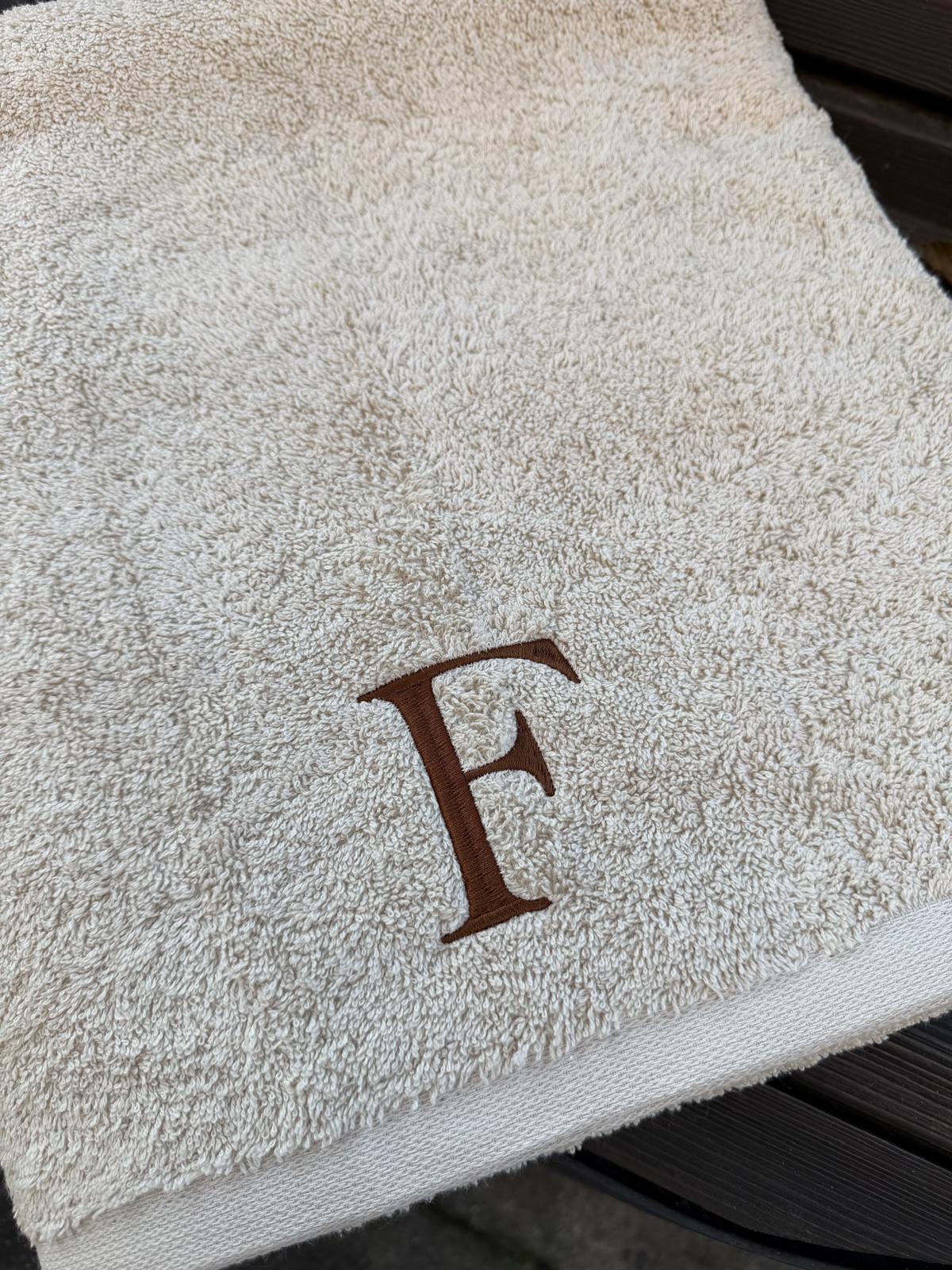 Jogo de Banho Personalizado com uma inicial computador bordada (EXCLUSIVO)