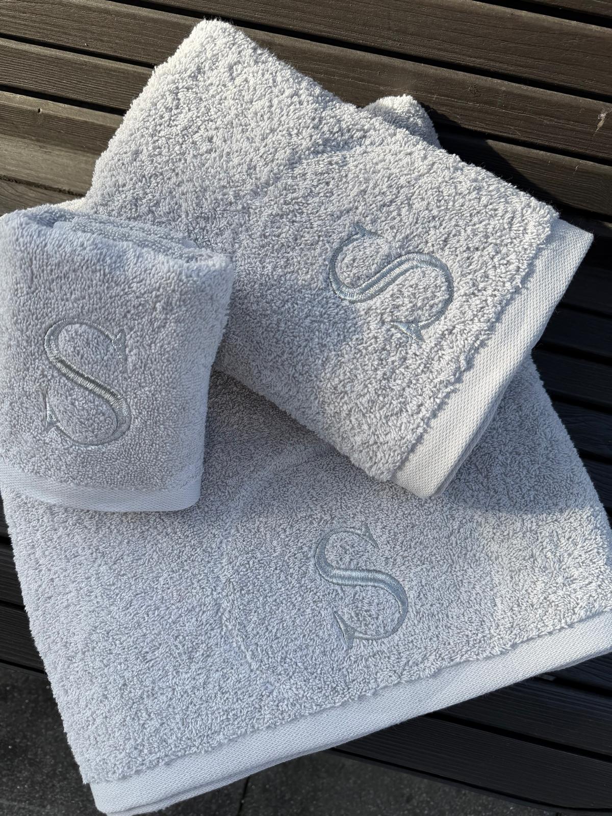 Jogo de Banho Personalizado com uma inicial computador bordada (EXCLUSIVO)