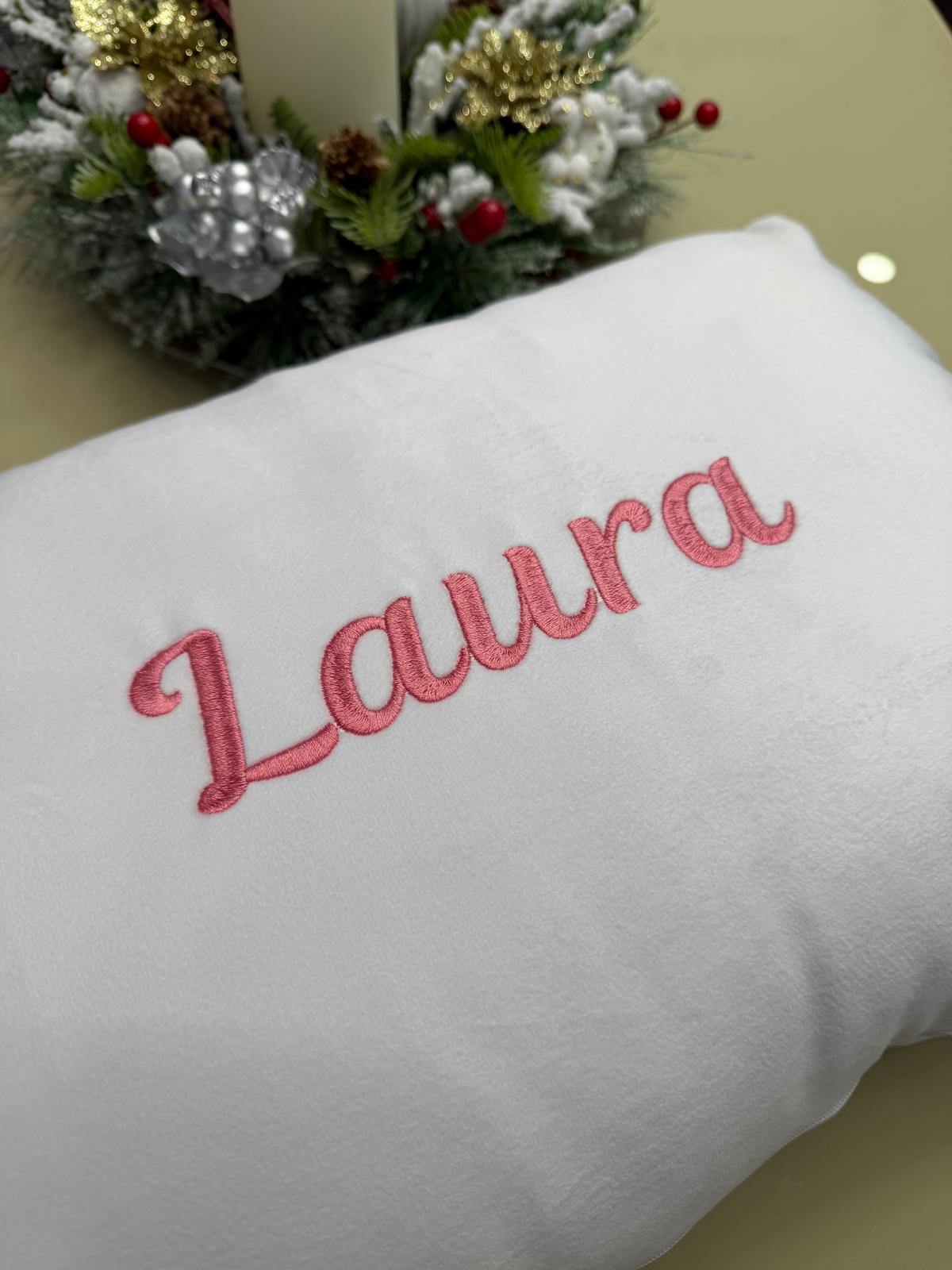 Almofada em Veludo Bordada com o NOME (EXCLUSIVA)