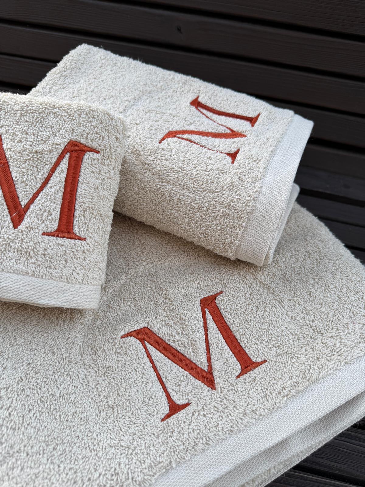 Jogo de Banho Personalizado com uma inicial computador bordada (EXCLUSIVO)