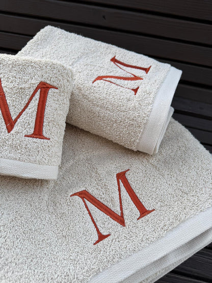 Jogo de Banho Personalizado com uma inicial computador bordada (EXCLUSIVO)