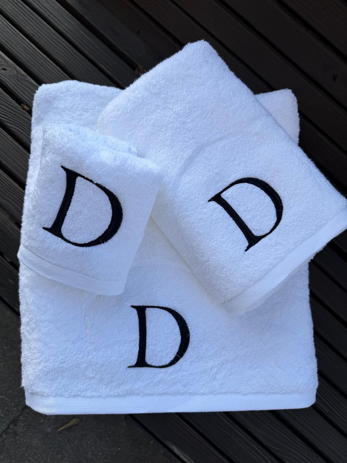 Jogo de Banho Personalizado com uma inicial computador bordada (EXCLUSIVO)