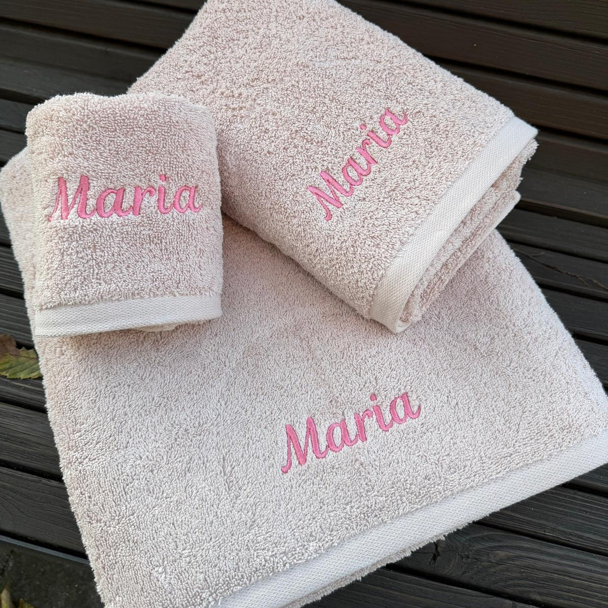 conjunto de toalhas de banho personalizadas com nome bordado
