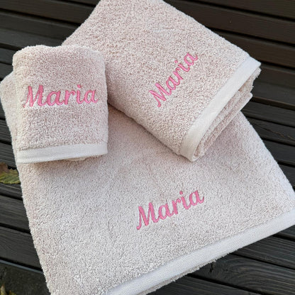 conjunto de toalhas de banho personalizadas com nome bordado