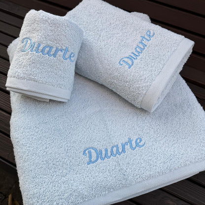 conjunto de toalhas de banho personalizadas com nome bordado