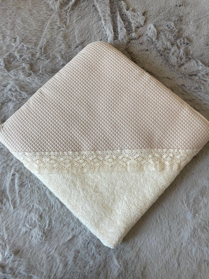 Toalha de Banho de Bebé com Renda (PERSONALIZAR)