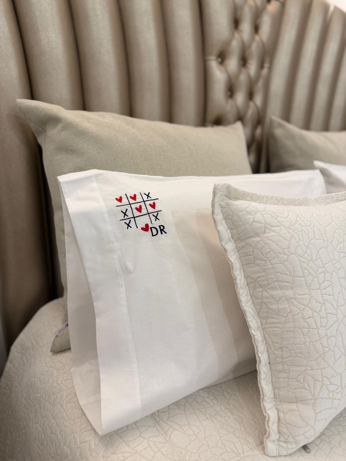 Fronhas Personalizadas com as Iniciais do Casal | Jogo do Amor