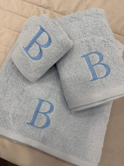 Jogo de Banho Personalizado com uma inicial computador bordada (EXCLUSIVO)