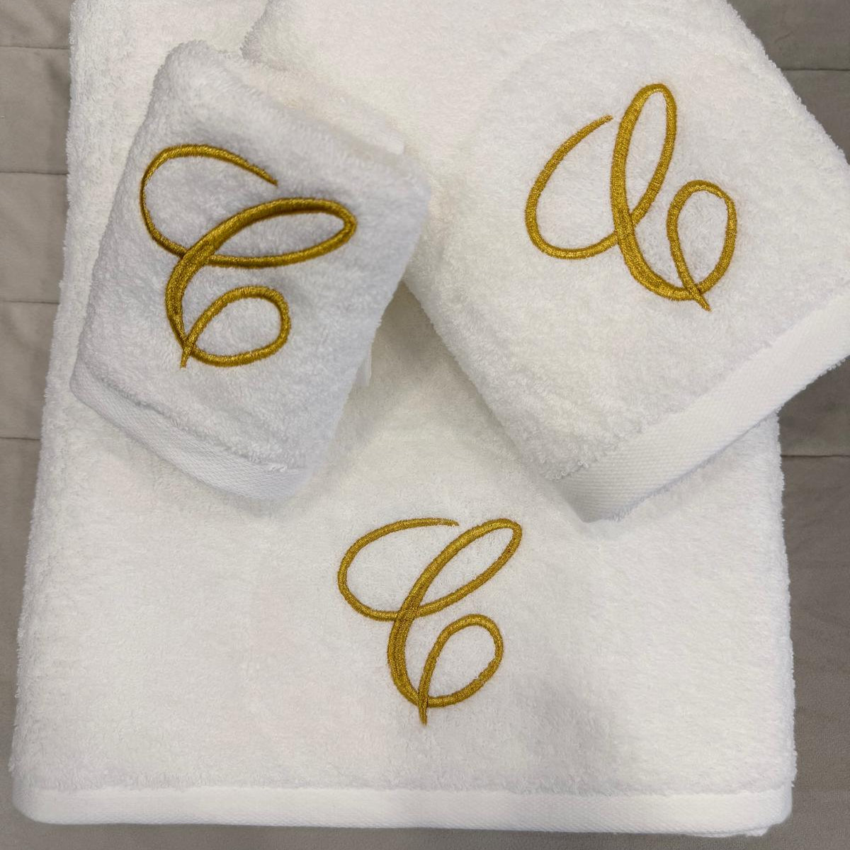 conjunto de toalhas de banho personalizadas com inicial bordada