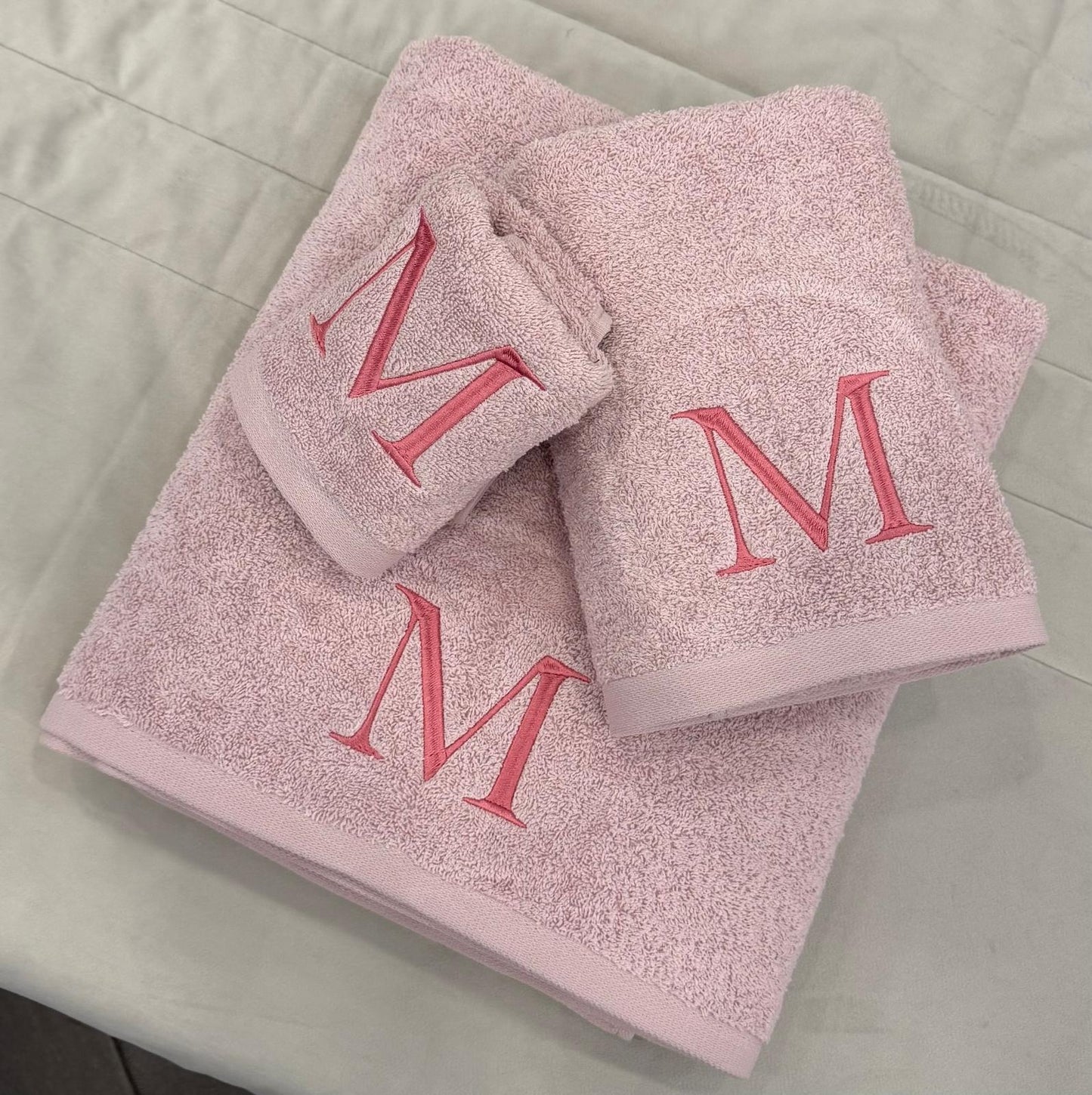 Jogo de Banho Personalizado com uma inicial computador bordada (EXCLUSIVO)