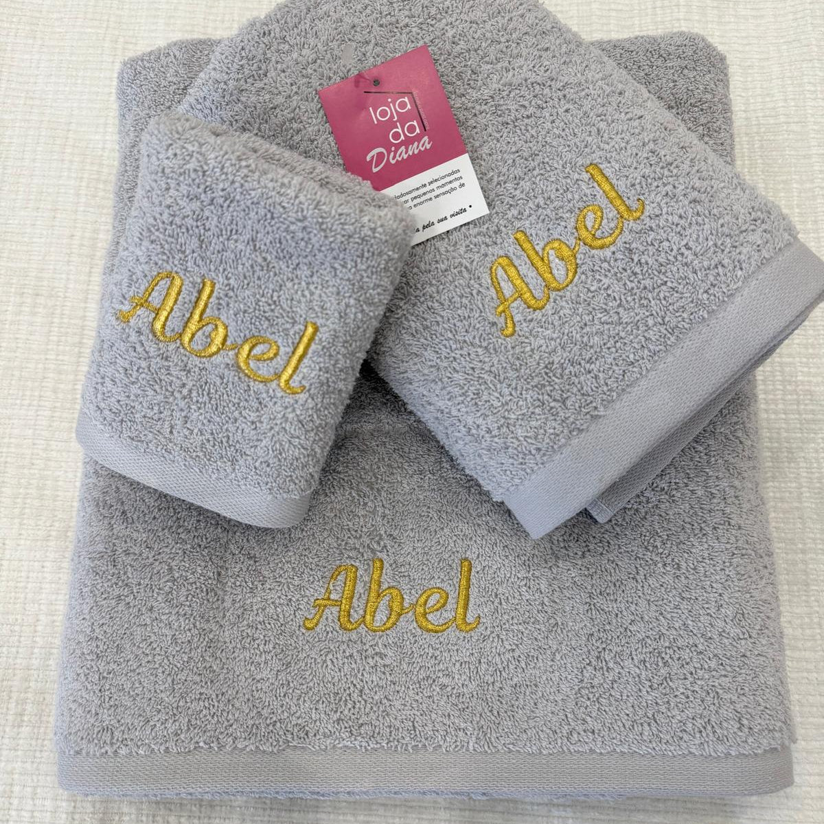 conjunto de toalhas de banho personalizadas com nome bordado