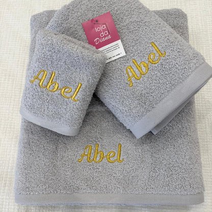 conjunto de toalhas de banho personalizadas com nome bordado