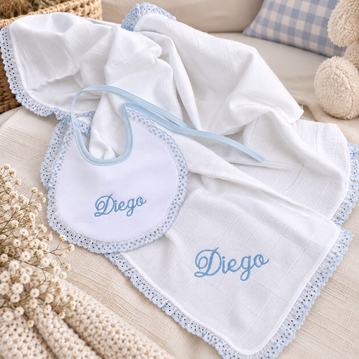 Babete personalizada para bebé em algodão com felpo e nome bordado